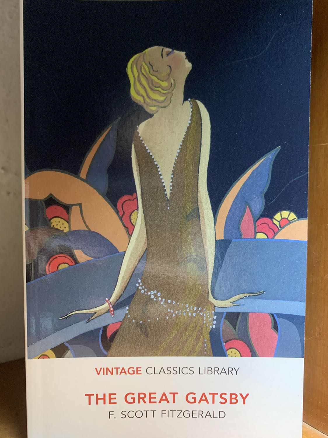 Sách đẹp, nhẹ, với mình thì khổ sách và chữ như này là vừa không bị nhỏ quá