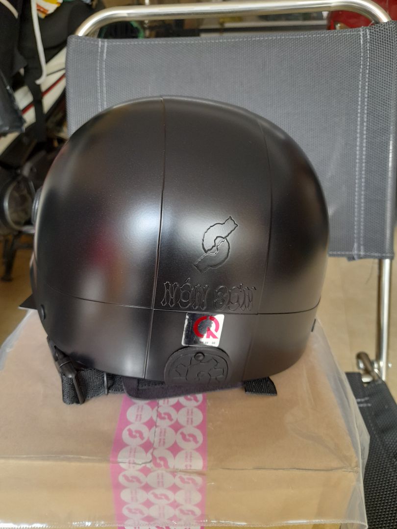 " NÓN SƠN " - thương hiệu lớn , uy tín , lâu năm . Nón đẹp , chất lượng tốt . Shipper thân thiện , giao hàng nhanh . Mua nón với giá tốt chỉ 236K . Hài lòng với chiếc nón này .