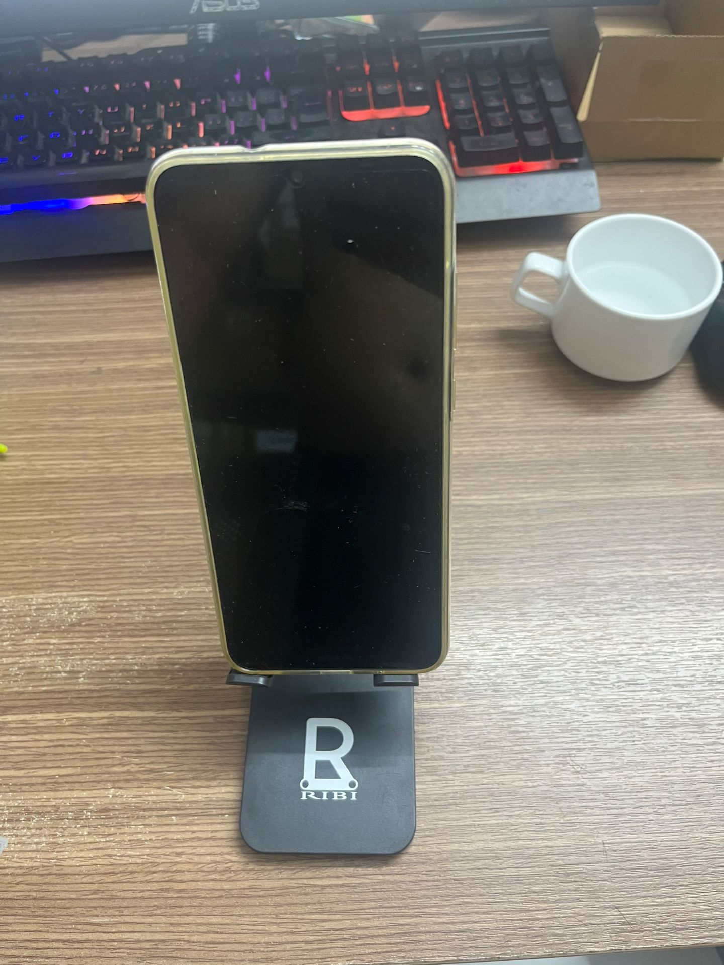 rất ngon nha, điện thoại mình to bự chảng nhưng để lên giá vẫn rất chắc chắn