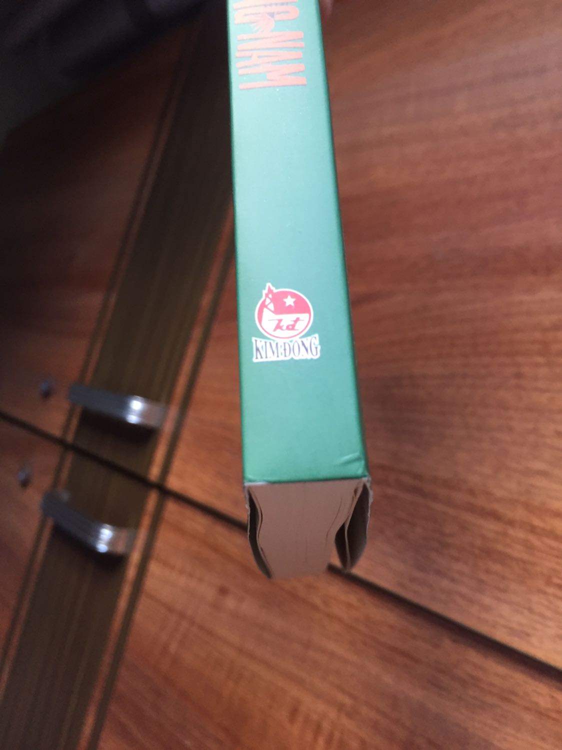 Sách có bọc nilon rồi mà méo mó như vậy. Nhận được thùng hàng trông không đến nỗi nào nhưng mở ra thì thất vọng.Cho hỏi có được đổi hàng không ạ?