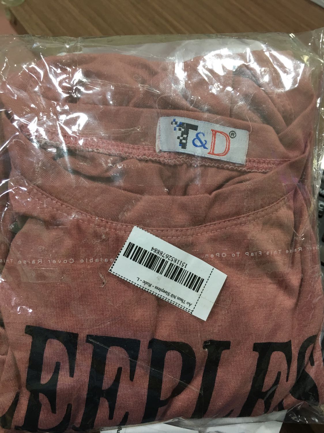 Áo mai đường chỉ nhăn nhúm không thể mặc được ạ
Màu sắc khác với hình 
Mình có kèm ảnh áo thật nhận được 19/9/2019