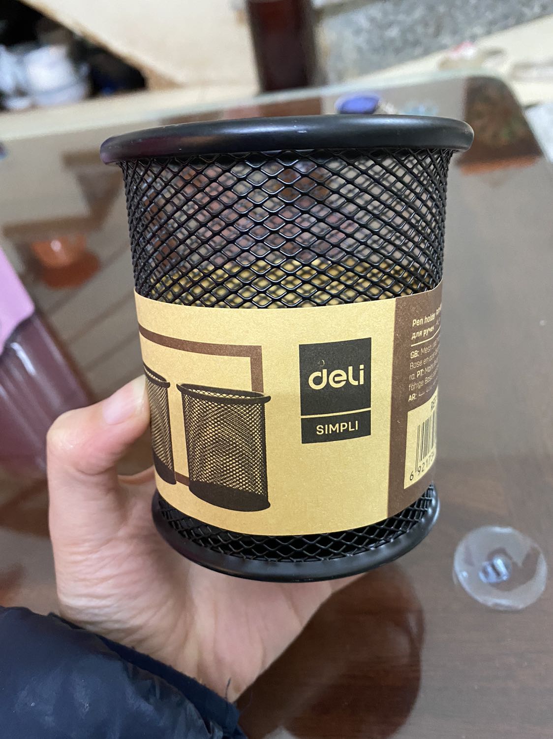 Hàng đẹp, chắc chắn, màu đen nhìn sạch sẽ, dưới đáy có lót lớp nỉ chống va đập hoặc gây tiếng kêu ?
Tiki giao hàng rất nhanh và đóng gói cẩn thận!