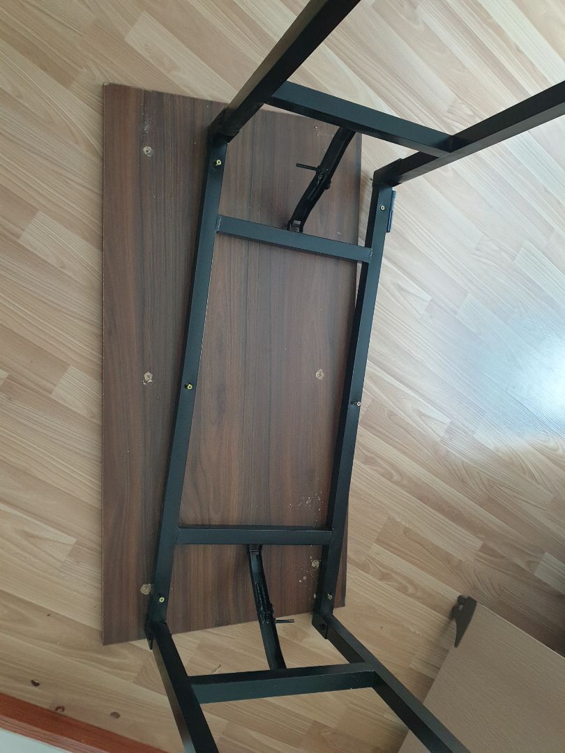 bàn mới ship tới hôm nay hòa toàn ko sử dụng được. Gỗ ván ép ốc vặn vô ko sâu chỗ vặn ốc bị toát. bàn mới ship tới hôm nay hòa toàn ko sử dụng được. Gỗ ván ép ốc vặn vô ko sâu chỗ vặn ốc bị toát.