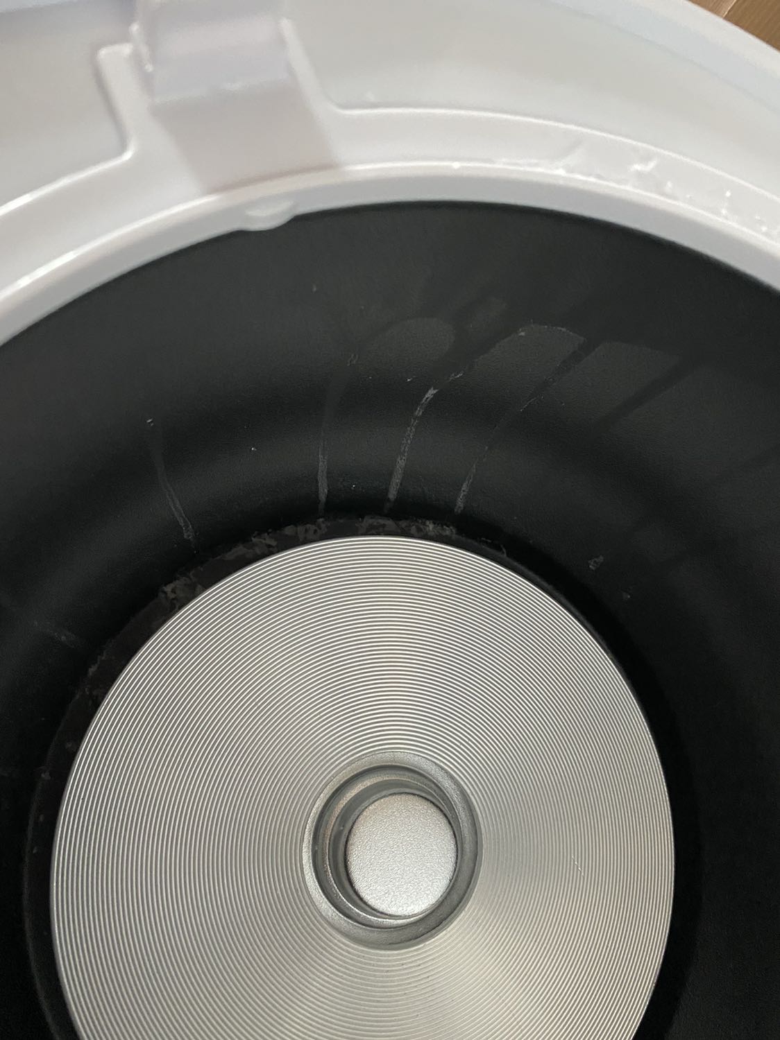 1. Nước trào xuống lòng nồi khi nấu
Mới nhận nồi và nấu cơm lần đầu tiên thì đã bị trào nước ra ngoài và chảy vào lòng nồi, đọng lại cả lớp như hình, dù lượng nước ra khay đựng ít, và mình chỉ nấu 1 cup gạo. Mình đã vệ sinh kỹ và nấu lại, giữ yên nồi, mở nắp thì tiếp tục bị như vậy. Nếu không vệ sinh kỹ sau mỗi lần nấu thì đọng cháy gây lỗi và sau này nói là do KH dùng không cách. Hay là phải dốc ngược nồi hoặc tháo đáy ra vệ sinh sau mỗi lần nấu????

2. Cháy cơm dù không chọn nấu lại
Cơm dính nồi như không phải nồi chống dính và cháy như hình mình gửi.

Mình không chấp nhận chất lượng sp như vậy, rất cần phản hồi từ NSX!!!!