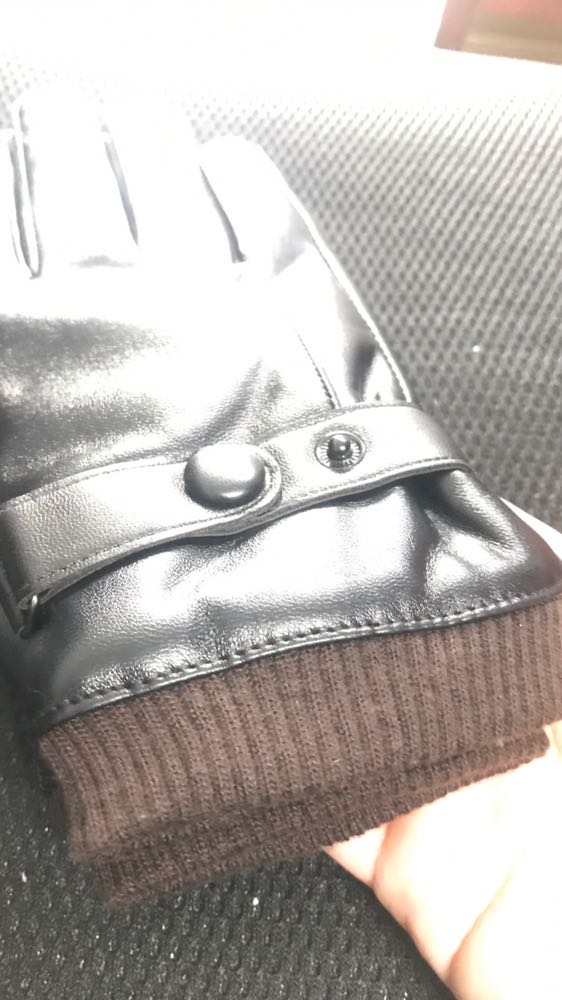 Găng tay quá chất quá đẹp luôn. Da rất mềm và co giãn rất tốt. Đeo ấm thôi rồi luôn. Lớp lông lót bên trong tạo cảm giác ấm mà rất dễ chịu. Cảm ứng điện thoại vuốt vèo vèo không phải nghĩ ngợi luôn. Hàng tốt giao nhanh đanhs giá 5 sao ủng hộ shop.