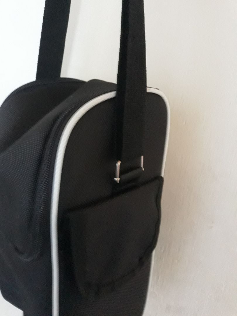 Túi may chắc chắn, chất vải dày dặn, lớp giữ nhiệt tốt, điều mình cực ưng ý chính là sản phẩm không bị hôi mùi nhựa như mấy loại túi bán tràn lan khác. Hàng chất lượng có khác. Tiki vẫn luôn giao hàng thần tốc, mới đặt hôm trước hôm sau đã giao ^^