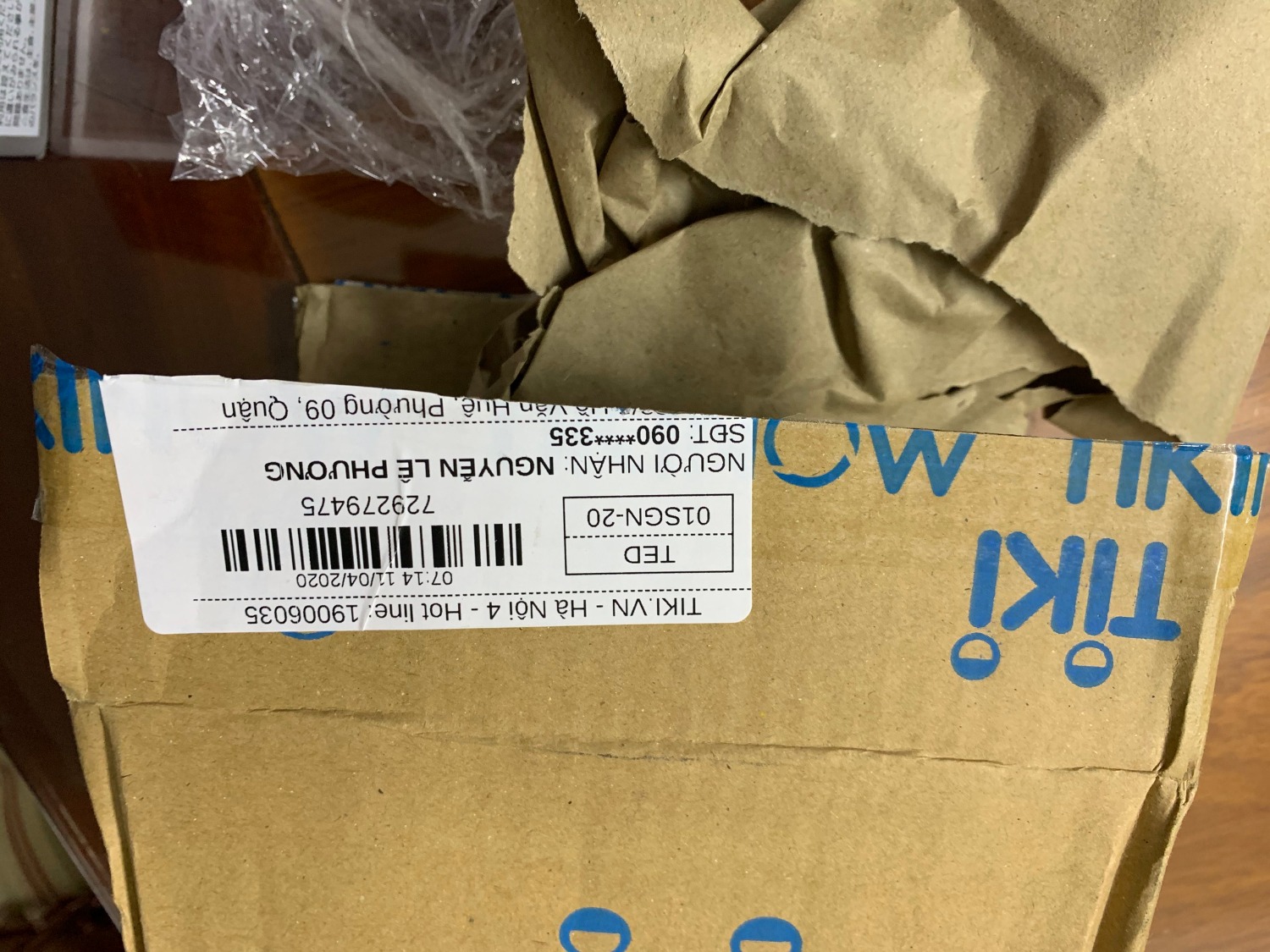 Dear Tikicare team & Shop bán hàng,
Anh rất bức xúc chuyện Tiki & Shop bán hàng xem thường khách hàng đến như vậy. 
Tikicare team & Shop bán hàng biết đây là sản phẩm TPCN - Quy cách đóng gói : lọ thủy tinh mà đóng gói và gửi cho khách hàng cẩu thả - làm bể thủy tinh trộn lẫn với viên uống.
Trường hợp nếu người tiêu dùng là anh sử dụng sản phẩm (viên uống) trộn lẫn với thủy tinh vỡ vụn thì như thế nào? Có phải ảnh hưởng trực tiếp đến TÍN MẠNG NGƯỜI TIÊU DÙNG - là khách hàng của TIKI & Shop bán hàng không?
Tikicare team & Shop xem file ảnh đính kèm và thu hồi sản phẩm sớm nhất có thể, đồng thời phải có giải pháp đổi trả sản phẩm cho khách hàng ngay lập tức.
Trân trọng,
Nguyễn Lê Phương
Đơn hàng: 729279475
Điện thoại: ***
Email: ***