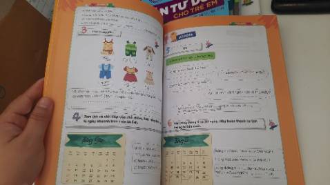 Các bậc phụ huynh nên mua cả bộ 6 cuốn sách POMath này để cùng học với trẻ, giúp trẻ luyện tư duy logic, óc quan sát và làm quen với các khái niệm Toán cơ bản.
Tập 6 này là level cao nhất của bộ sách: cộng trừ trong phạm vi 20, các hình khối (cầu, lập phương, trụ); với đến ngày tháng, ứng dụng lập thời gian biểu.
Cuối sách có 1 bài kiểm tra năng lực và một trang đầy sticker sinh động.