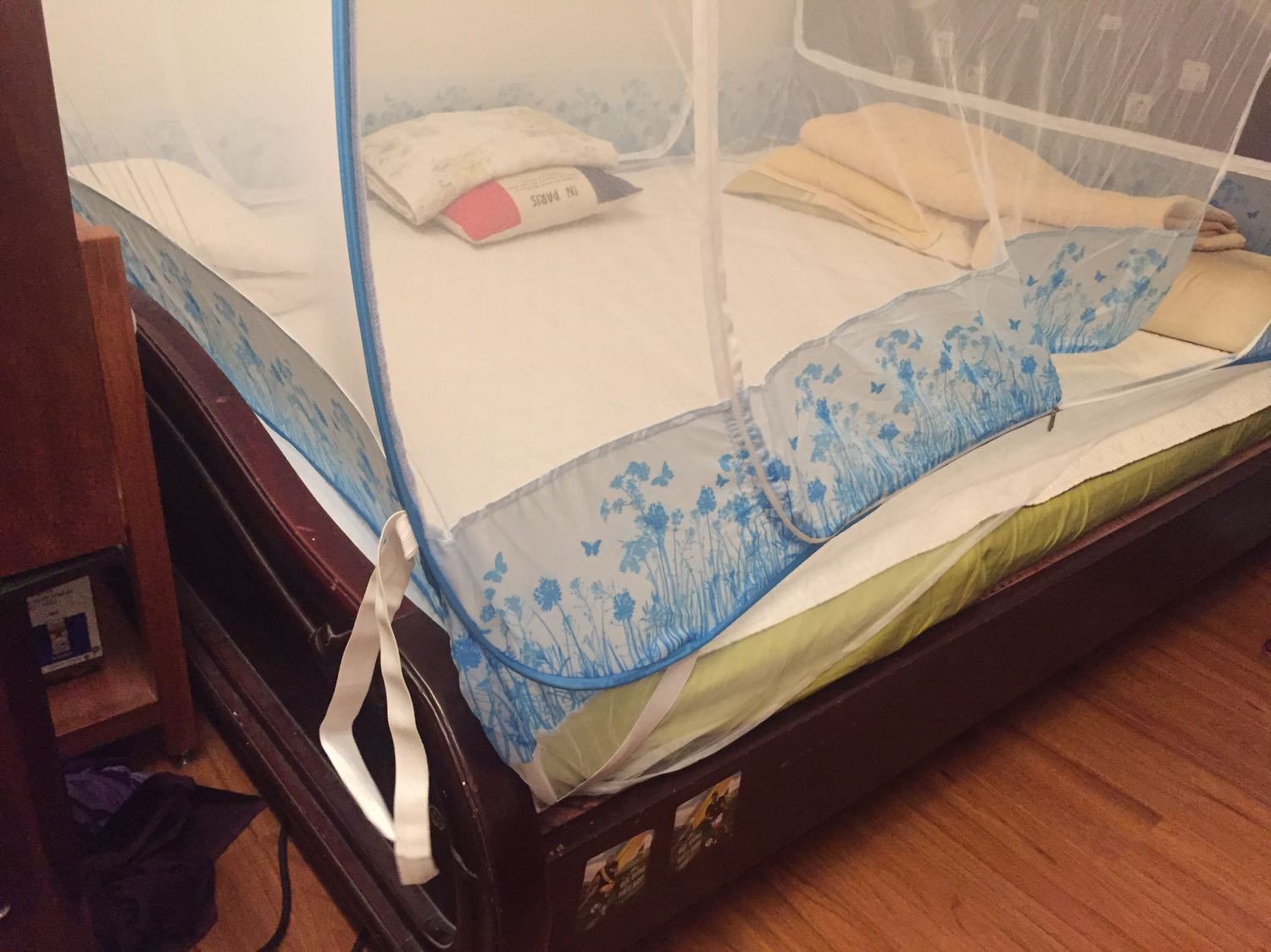 Màn cứng cáp. May cẩn thận. Khoá kéo chắc chắn. Hơi phân vân khi đặt mua vì đắt hơn nhiều loại trc đây đã từng mua. Mình mua loại 160x200, giá cả ship là 612k. Tuy nhiên chất lượng cũng tương xứng với giá tiền, đẹp hơn hẳn. Tiki giao hàng đúng thời hạn