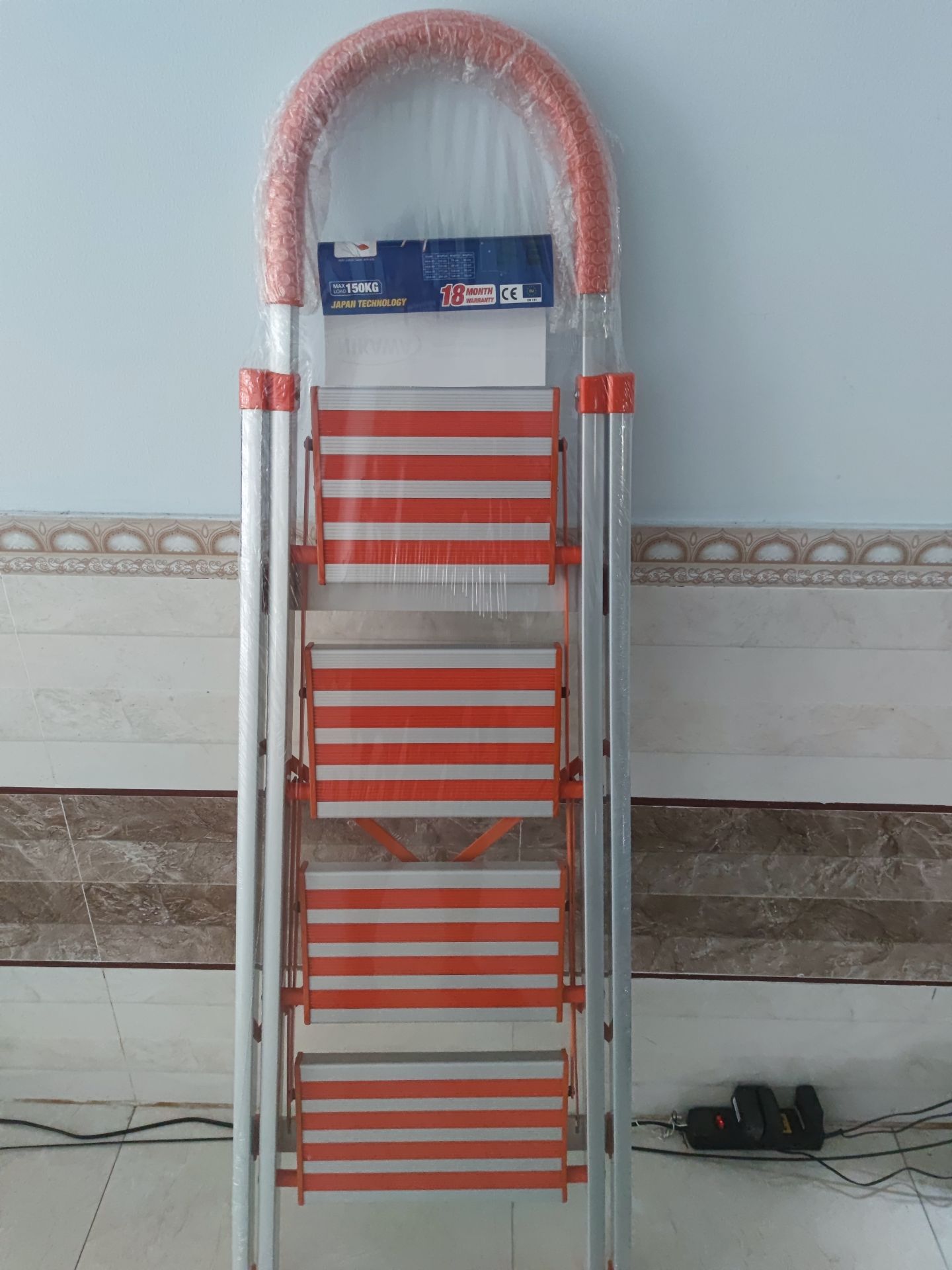 Giao sớm một ngày, chiều cao đủ với tủ bếp. Nếu muốn với nóc tủ hay thấy bóng đèn thì nên lấy mẫu 6 bậc.