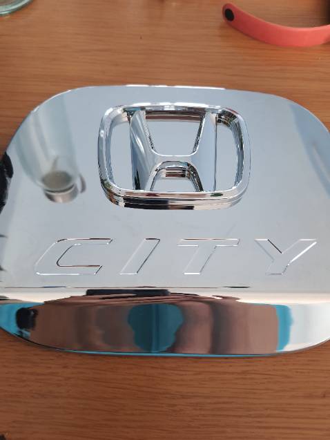 Shop xem lại. Ốp nắm bình xăng ghi rõ chất liệu bằng INOX nhưng giao hàng ốp nắp bình xăng bằng nhựa xi. Không đúng như sản phẩm quảng cáo. Đề nghị shop làm rõ