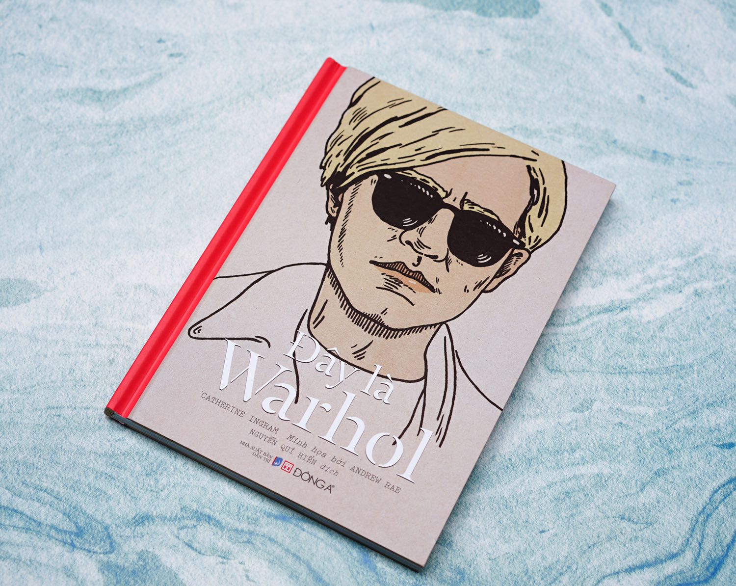 Sách in đẹp như các cuốn khác cùng bộ, góp thêm hiểu biết về phong cách hội hoạ hiên đại Pop Art, thông qua cuộc đời nghệ sĩ Warhol. Đáng để tìm hiểu.