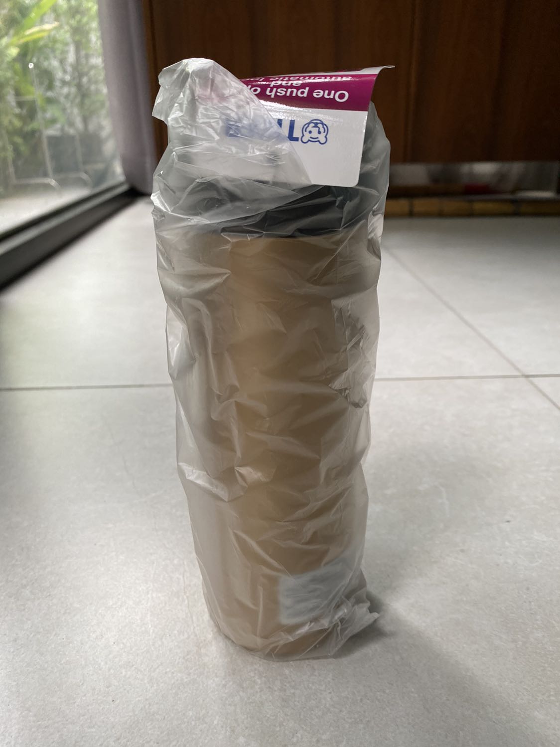 Tiki giao hàng nhanh, đóng gói cẩn thận. Thiết kế đẹp. Nút mở có vẻ hơi khó mở nắp. Cơ bản giữ lạnh tốt, hiện tại vẫn ko thấy vấn đề gì.