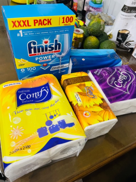 Shop đóng gói cẩn thận, bọc nhiều lớp chống sốc. Giao hàng nhanh, Mình đặt chiều hôm kia thì nay đã nhận được rồi. Viên rửa bát Finish mở ra thơm mùi chanh, hàng chuẩn Date mới tinh, rửa xong bát đũa sạch thơm. Còn Giấy Watersilk thì đẹp, tính ra mua giấy của shop rẻ hơn nhiều so với mình vẫn mua siêu thị. Cho shop 5 sao, lần sau sẽ ủng hộ tiếp ⭐️⭐️⭐️⭐️⭐️