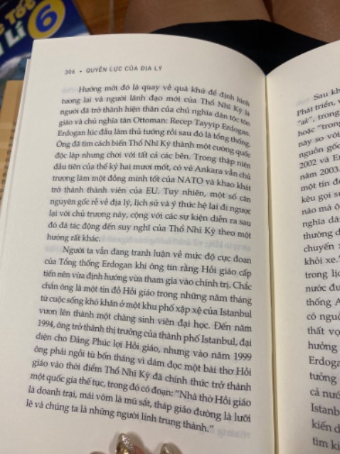 Đọc cuốn những tù nhân của địa lý xong là dông qua cuốn này hô bị chuẩn luôn thời kì lâm vào 2*** kẹt dịch 2 năm cả thế giới thì đúc kết vài thông tin theo cách nhìn của ký giả về tin tức đối ngoại cũng cho mình phần nào bức tranh xoay chuyển giữa các quốc gia. Cuốn này dầy hơn cuốn trc