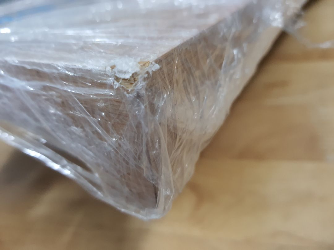 Đóng gói sơ xài, không cẩn thận, hàng bị hờ mép, góc sản phẩm bị trầy xước. Đề nghị đổi sản phẩm khác.