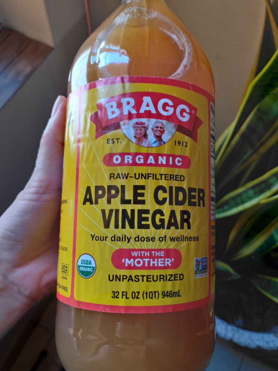 đã gửi báo cáo để trả hàng mà không thấy ai gọi lại hay phản hồi gì,hàng không có tem chính hãng ở cổ chai, tem dán nhăn nhúm không như như thật