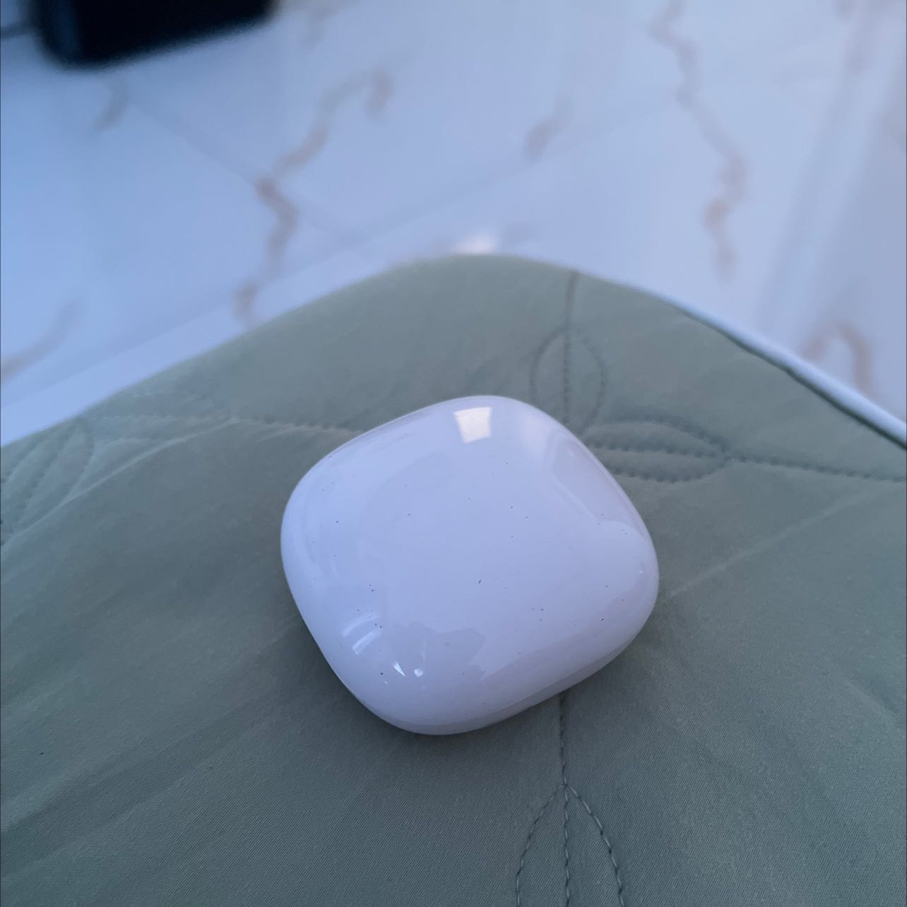 Hàng sử dụng bị lỗi sạc hư 1 bên ạ.., bảo hành như thế nào đây