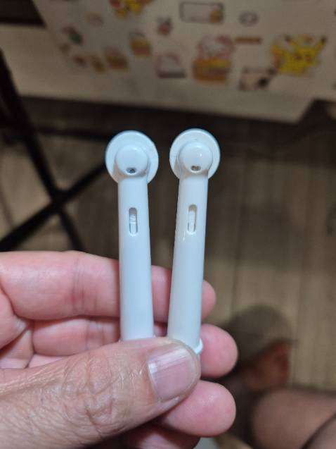 Sản phẩn giao từ nhà bán quốc tế nên thời gian từ lúc đặt hàng đến lúc nhận mất 12 ngày, hơi lâu.

Mình vừa nhận hàng luôn, đầu bàn chải made in germany, nhưng mình so sánh với đầu bàn chải cũ thì nhận thấy một số điểm khác biệt:
- lông chải chéo mang màu xanh lá (mới) so với màu xanh dương (cũ)
- nhựa đầu bàn chải mới không bóng và sắc sảo bằng nhựa đầu bàn chải cũ
- logo oral B trên đầu bàn chải mới nhìn đậm thô hơn logo trên đầu bàn chải cũ.

Mình cũng không rõ là sản phẩm đổi mẫu hay vì lý do nào khác mà về ngoại quan đầu bàn chải mới không như đầu bàn chải cũ. Mình chưa dùng chải răng nên không có đánh giá về hiệu quả chải.

Giá mua set 4 cái cũng không phải là rẻ nên cứ hy vọng là hàng chuẩn hãng vậy.