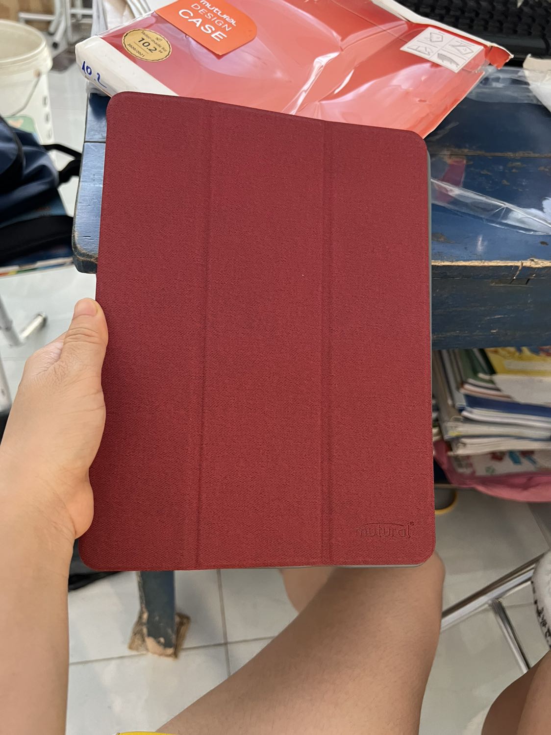 Sản phẩm như mô tả, chất lượng lên mua mn nhé. Tuy nhiên ốp lưng vùng quanh silicon vấn hơi cứng mình thích mềm hơn chút để tranh gay trầy xước khi tháo lắp ipad