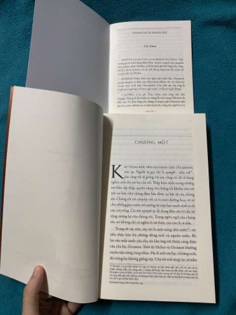 Giao rất nhanh và đúng hàng. Sách trong tình trạng tốt. Bìa bóng rất đẹp nhưng hơi khó đọc chữ trên bìa. Được tặng 1 postcard cứng cáp và 1 cuốn phụ lục nhân vật. Xem review thấy cuốn này được khen, lại đúng ngay flash sales 37% nên mua luôn.