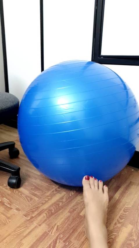 Đã mua cái thứ 2 hộ người quen…..Ship hàng siêu nhanh và đã tập thử ngay với bóng  👍👍👍Ưng ý với hàng.
có loại to và nhỏ - loại to thì khoảng 65cm, loại nhỏ thì khoảng 45cm - có tặng bơm tay đi kèm, bơm hơi cực xíu - nói chung dùng tốt ạ!