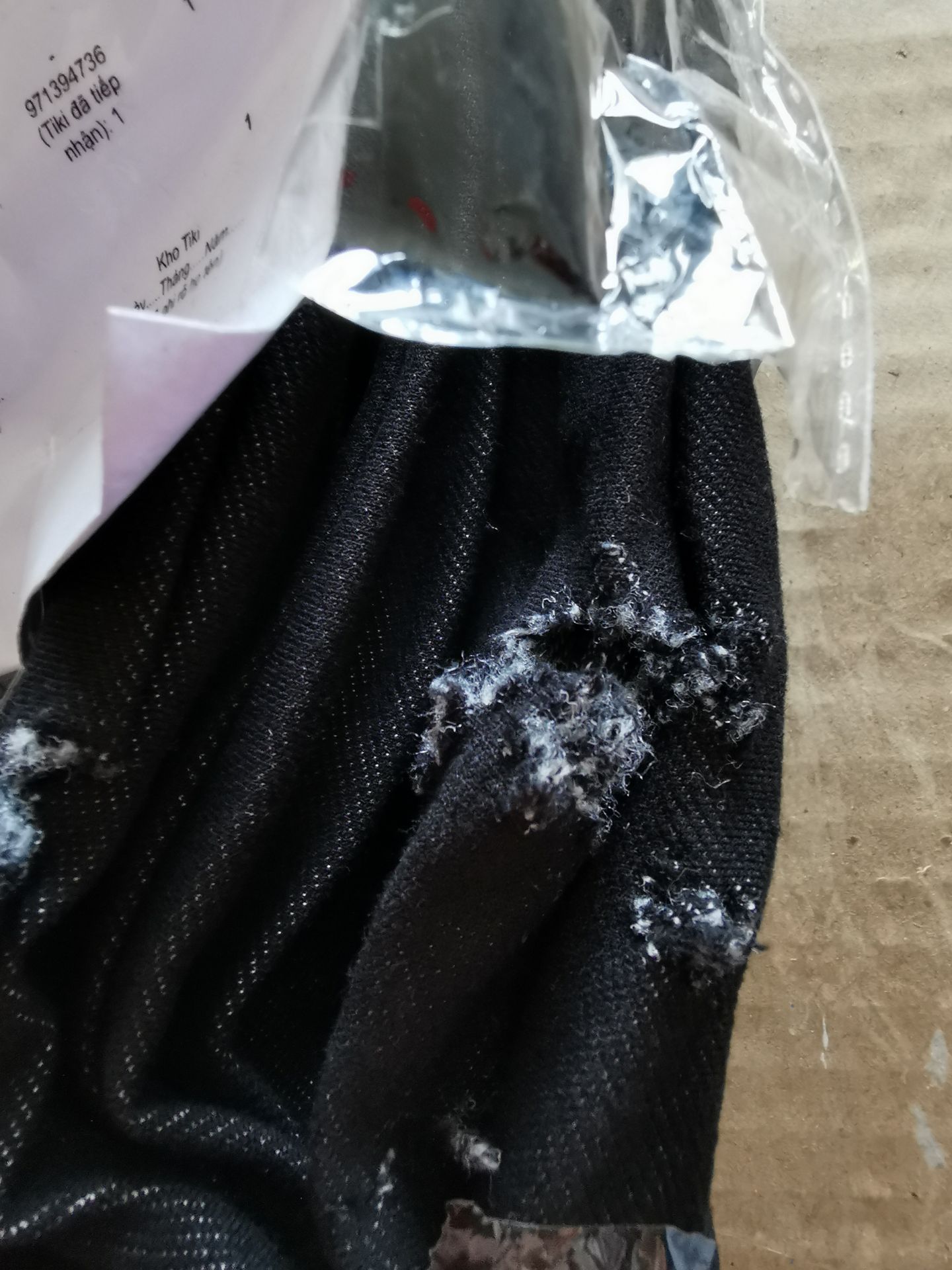 lần trước mua ok giờ mua lại mà giao quần rách cho mình, mới mở ra là thấy bực mình rồi, mình muốn trả lại hàng