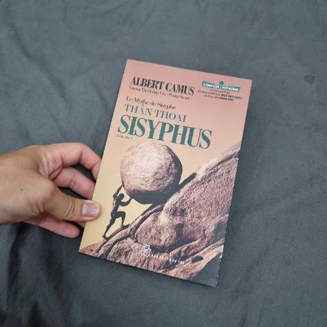 Đọc xong quyển Kẻ Ngoại Cuộc của tác giả thì mua luôn quyển này. Kẻ Ngoại Cuộc không dễ đọc nhưng sẽ cảm được cái "phi lý" mà Albert Camus muốn truyền tải. Quyển này lấy hình tượng Sisyphus là mình thấy thú vị rồi đó. Cảm giác thích đọc những tác phẩm có tính triết học.