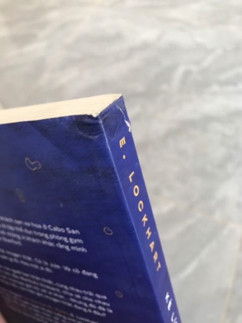 Biết sản phẩm lỗi gáy sách vẫn bán :))) nhưng mà tiki thì này chuyện thường tình chả lạ lắm, nch là trải nghiệm tệ về sản phẩm. Quyển trông chờ nhất thì lại tệ nhất. Sản phẩm  1 sao là còn nhiều đúng là nửa sao thôi. Còn về đóng gói và giao hàng thì oke tốt