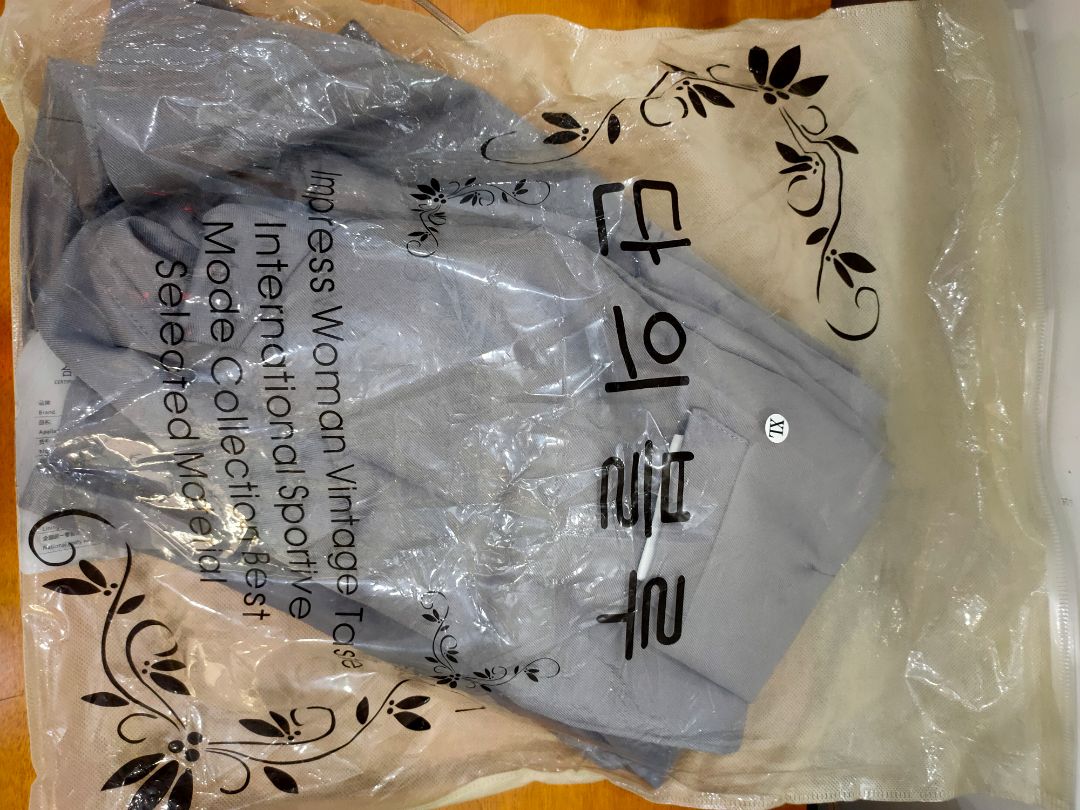 tôi nhận được áo jacket cho nữ, size XL nhưng không thể mặc vừa cho nam được. Giao hàng không đúng như đặt hàng