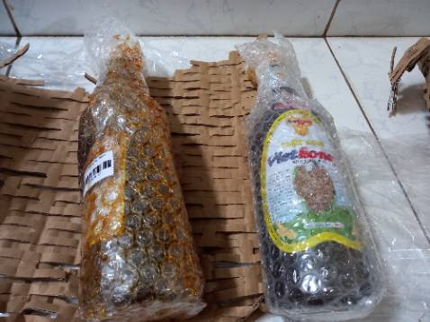 Giao hàng  bj hư.   Bể 1 chai .. 1 chai  thì nắp  bị hở.  2 chai giao như  vậy là  tệ nha shop