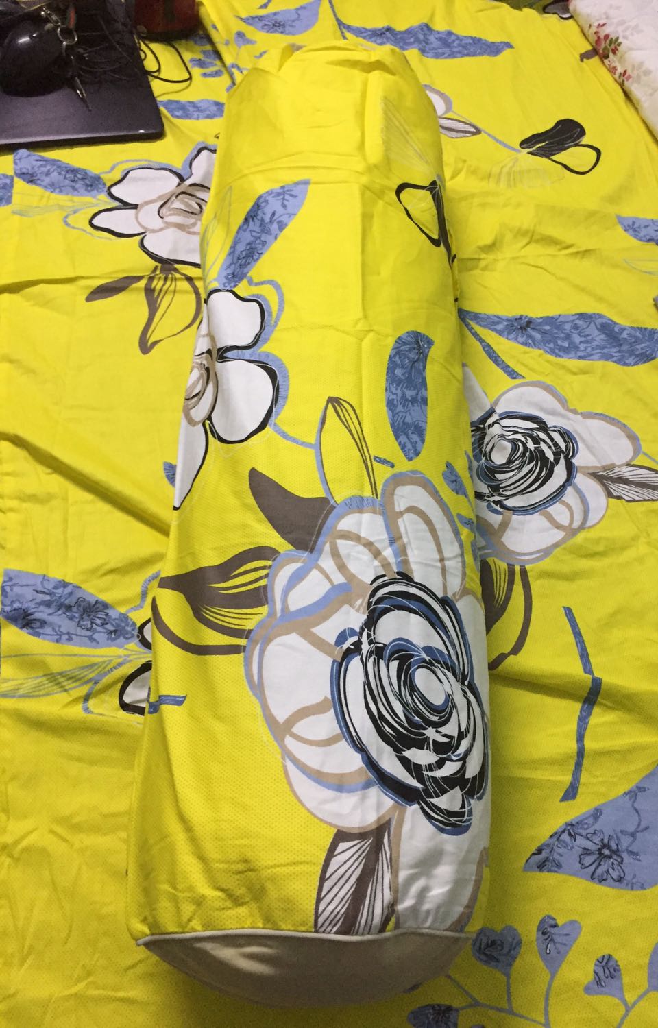 Sản phẩm sạch, đẹp. Nguyên bao bì hút chân không, có áo bao gối với khoá kéo cẩn thận. Cái áo màu vàng là của mình, bỏ em ấy vào thử xem vừa không. Gối êm, ko cứng.