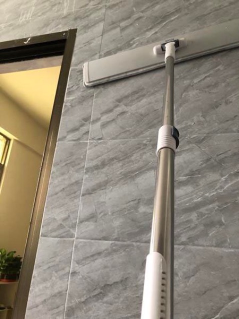 Trước đó đã mua 1 cây loại 40cm của shop nên giờ quay lại mua thêm thì thấy có cây 50cm nè, chỉ thêm 10k thôi mà cái bản lau cảm giác to gấp đôi á. Chất lượng thì khỏi bàn ròi vì chim ưng nên mới quay lại mua chớ hehe. Đợt trước thì được tặng kèm 1 chổi cọ tolet, đợt này mua được tặng thêm 1 bông lau thay thế, cái này mình thấy rất cần thiết và tiện, không phải mua thêm. Shop tâm lý dã man, mua cái gì cũm được tặng hết á. Chúc shop làm ăn phát đạt, phổ biến thương hiệu cũng như sản phẩm đến nhiều khách hàng hơn nữa nhé! Sản phẩm tốt nên được nhiều người biết đến hơn