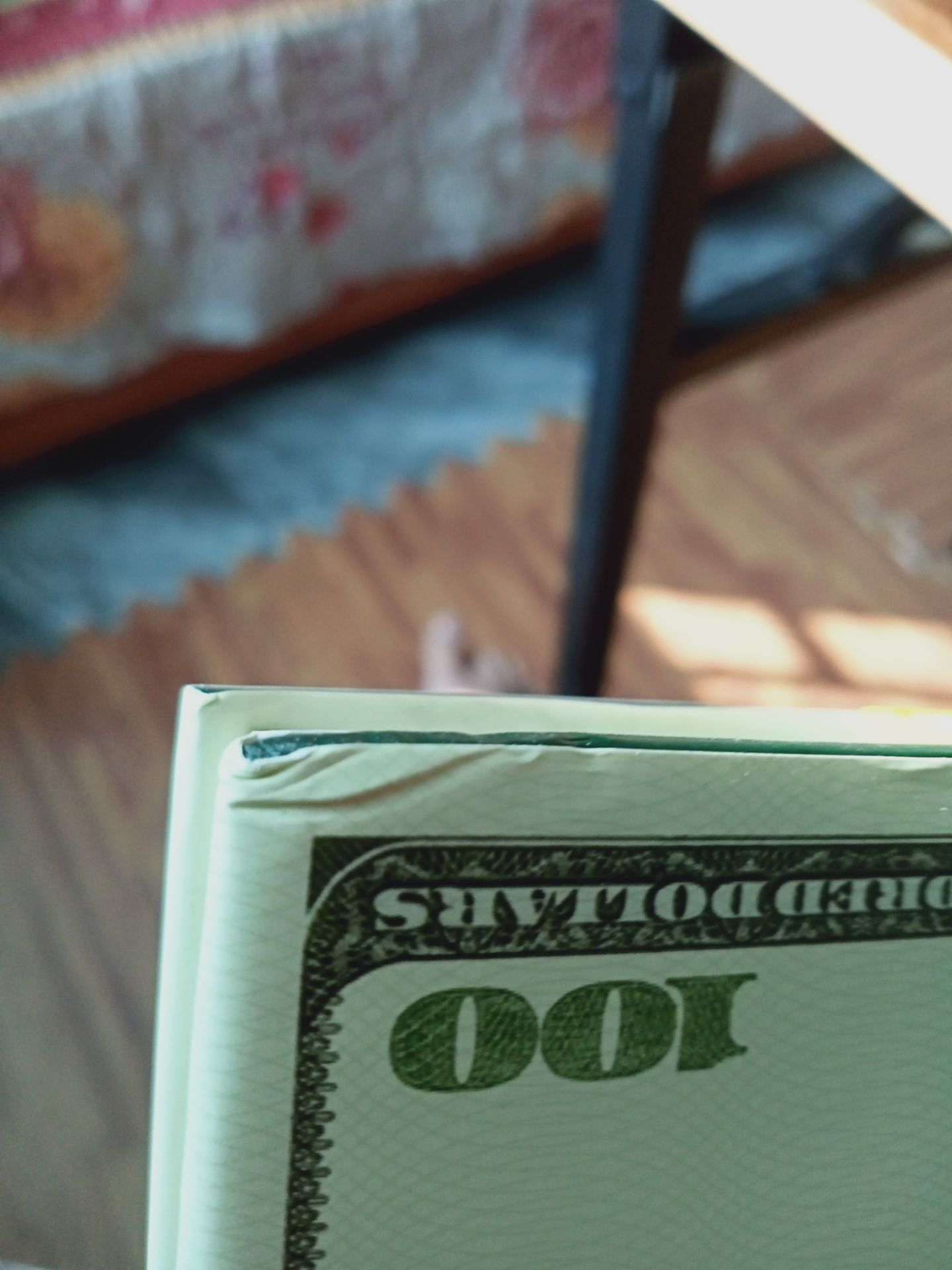 Về nội dung thì mình k nói , vì mỗi quyển sách khi xuất bản thì sẽ đều mang 1 nội dung và giá trị riêng của của nó . Nhưng về hình thức thì mình vẫn chưa hài lòng lắm , k biết đóng gói sp là bên happylive hay bên tiki làm mà quá sơ sài luôn ạ , các cạnh của sách móp méo hết , bìa sách thì có nhiều vết sước , hộp đựng sách thì khá cũ nát , k có lớp bọc chống va đập nào cả ! Mua cả triệu tiền sách ( mới ) mà nhận về như này thì cũng thấy khá thất vọng 

Mong là vấn đề này sẽ đc khắc phục trong lần mua hàng tới 

Thanks You !