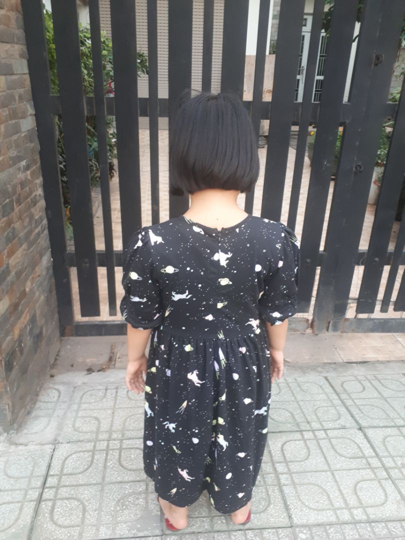 con mình 33 kg 7 tuổi  mà mặc chặt ních bụng sop có loại nào rông bụng ko k đổi cho mình với  chứ mặc vậy tội lắm váy đẹp bé rất thích