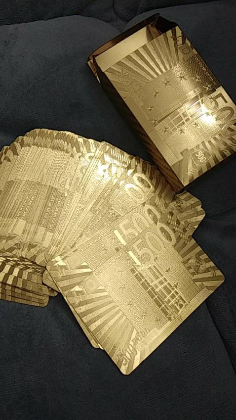 bài chơi rất ổn và đẹp luôn nha mn 😘😘 có điều hộp đựng hơi mỏng và k dùng nhiều lần được 😿 chỉ thế thôi còn chất hơn lá bài siêu thích luôn í ✨✨cầm mà lia thì hơi bị bén luôn í í! nói chung Tết này ngồi xẻ quạt thì sang choảnh phải biết!! Tôi sẽ ủng hộ thêm, nhưng thêm nhiều mẫu nữa thì sẽ ok hơn!