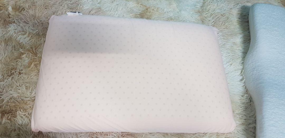 cực kỳ hài lòng, nếu cơ 10 sao mình sẽ cho luôn. mình khó ngủ và nhạy cảm vs gối nằm, mình mua 2 cái gối của 2 hãng khác rồi cuối cùng dc bạn giới thiệu cho loại oval này của liẻn á. Độ dày gối vừa phải, nằm êm, cổ ko cấn vì có độ đàn hồi, bị cái còn mùi cao su chưa quen lắm.