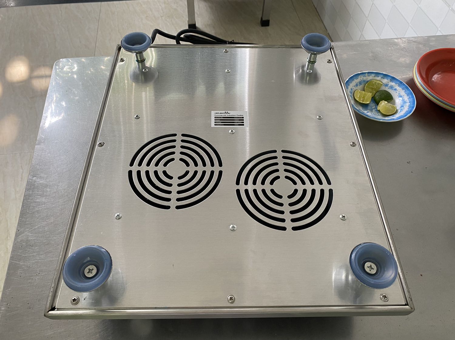 Rất ổn. Công suất khoảng được 70% của bếp khè ga công nghiệp. 
Decal tiếng Anh rất ổn. Quạy kêu hơn o nhưng không để trong phòng ngủ nên ko ngại. 😁
Nút xoay không điểm dừng tưởng bất tiện nhưng lại rất tiện. 
Hy vọng xài được lâu. 
Nói chung nên mua