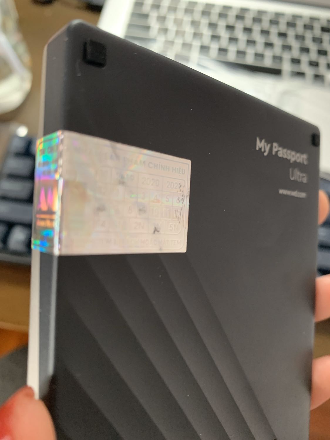 Ổ cứng chính hãng, giao hàng nhanh và nhân viên tư vấn phục vụ tận tình. 

Tuy nhiên, sản phẩm nên ghi luôn trên mạng là đã mở ra để dán tem bảo hành để khỏi tốn thời gian mình thắc mắc với bên tư vấn. Giảm một sao cho việc gây hoang mang về sản phẩm đã bị bóc và tốn thời gian mình hỏi bên tư vấn. 

Thời hạn bảo hành cũng cần ghi rõ hơn. Tiki tư vấn hôm nay có nói là hạn bảo hành 36 tháng kể từ ngày nhận hàng. Các bạn vào lịch sử mua hàng để chứng minh ngày nhận hàng nếu cần bảo hành. Bảo hành có người đến nhà bếch đồ đi sửa cho các bạn.