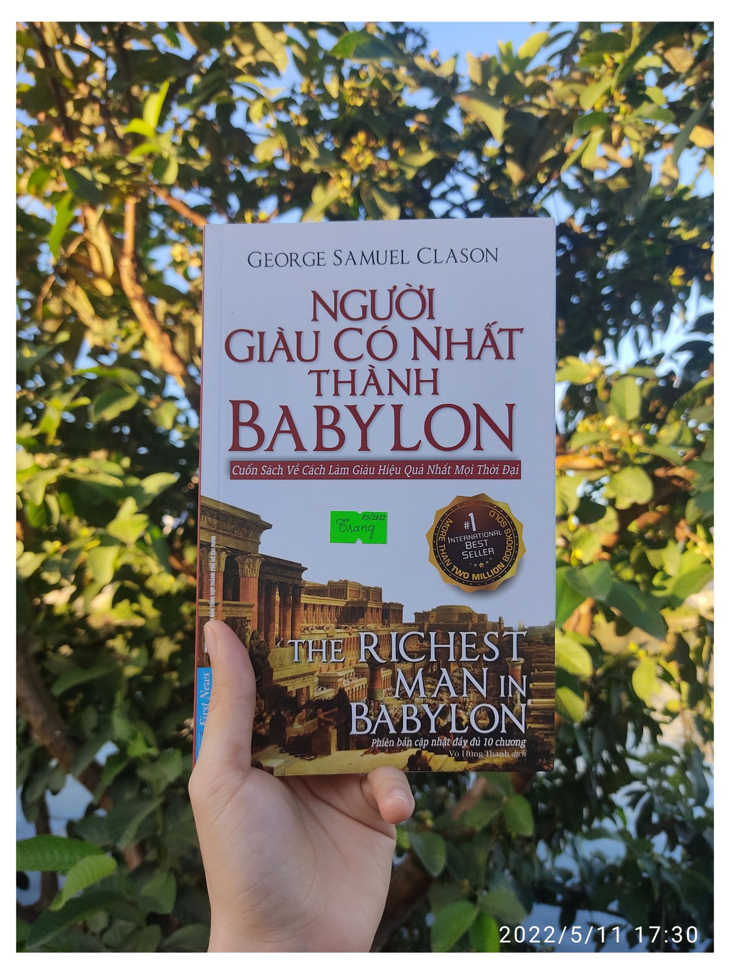 Giao hàng đúng lịch, Sách tuy không có bọc nhưng vẫn đẹp, không gặp vấn đề gì. Giấy dày, có những trang in màu bắt mắt và thu hút.
Sách là nội dung cơ bản của việc quản lý tài chính (tiết kiệm, chi tiêu, buôn bán, làm giàu,...). Nội dung được lồng ghép qua những câu chuyện ngắn nên rất dễ đọc và cuốn. Đọc 3 4 ngày là hết quyển rồi.
Đọc càng sớm càng tốt cho việc quản lý tài chính của bản thân.