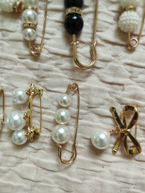 Set đc tận 13 cái với nhiều kích cỡ và kiểu dáng khác nhau cài quần áo đều ok hết nhé! Có em này rất tiện lợi mùa đông hay hè đều dùng tới nè. Shop đóng gói hàng cẩn thận, giao hàng khá là nhanh. Lần sau sẽ ủng hộ tiếp nhé! Tặng shop 5 sao