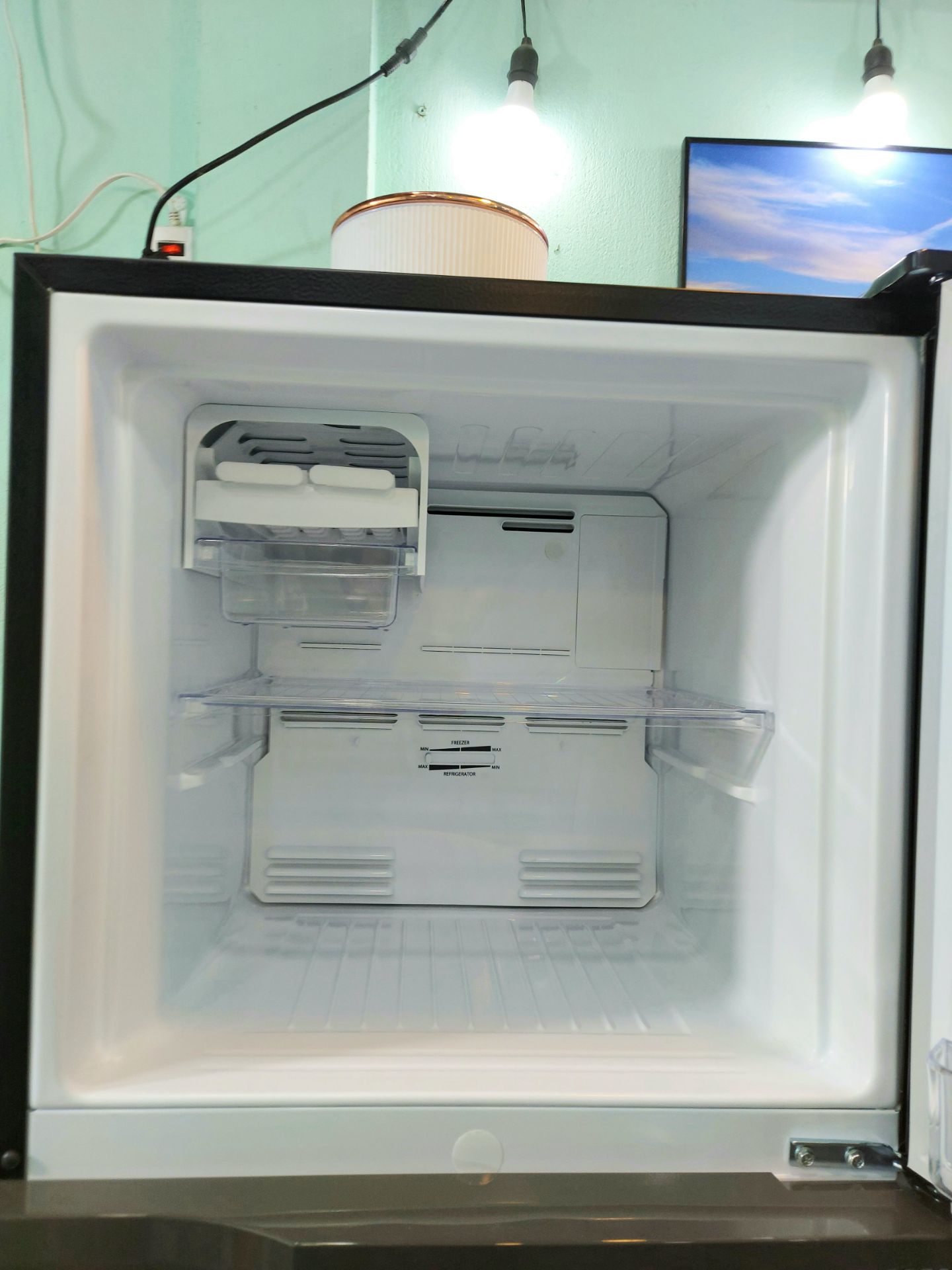 Mình nhận được hàng là ko có gì để chê nhe:
- Hàng nguyên seal, nguyên kiện. Hàng mới, ko trầy xước hay móp méo gì. Đầy đủ phụ kiện đi kèm.
- Giao hàng nhanh, giao bằng xe tải chuyên dụng nên ko sợ tủ bị ảnh hưởng như một số nơi giao bằng xe máy. Anh shipper vui vẻ và nhiệt tình.
- Giá tốt hơn thị trường rất nhiều.

Sau khi nhận được tủ thì 4,5h sau mình mới cắm điện:
-Ngăn đông sau khi cắm điện tầm 1 phút là đã có luồng khí thổi ra nhưng chưa lạnh, 30 phút sau thì ngăn lạnh đã rất lạnh rồi (lúc này mình để nhiệt độ ở mức MIN).
- Ngăn mát thì lâu hơn, tầm 2h sau mới lạnh dần (lúc này mình cũng để nhiệt độ ở mức MIN).
- Cả 2 ngăn chạy dc tầm khoảng 3h thì độ lạnh đã dần ổn định, nhưng mình thì để tủ chạy 8h sau thì mới trữ thực phẩm và sử dụng bình thường (lúc này mình để nhiệt độ cả 2 ngăn ở mức MID - mức trung bình) thì thấy nhiệt độ phù hợp nhất.
- Khi mới cắm điện là 2 bên thân máy nóng lắm nha, đứng gần thôi là cảm nhận được hơi nóng hừng hực luôn, nhưng 3h sau là thân máy nguội dần và mát trở lại.

Tủ chạy êm, ko ồn lắm đâu, nhiều khi mình ko nghe thấy gì tưởng máy bị lỗi ko chạy nữa, mình áp tai vào thì mới nghe tiếng máy chạy 🤪

Mọi người nên mua sử dụng nhe. Đáng đồng tiền bát gạo lắm á.

👉 Nói chung là Ưng Lắm Nha❤ 5 ⭐