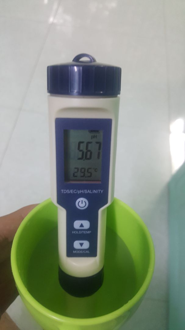 Mình lắp vào xả nước cả ngày cho hết chua mà pH đo dc tầm 5 trong khi pH đầu vào là 7 (nước máy ở hcm) , quá thấp để uống. Mình mua lõi lọc của Karofi từ lõi số 5 trở đi để thay vào thì pH tăng lên 8.
Cưa mấy lõi lọc ra xem thì thấy toàn là than. Nhờ cửa hàng giải thích hộ xem như v có đúng k.