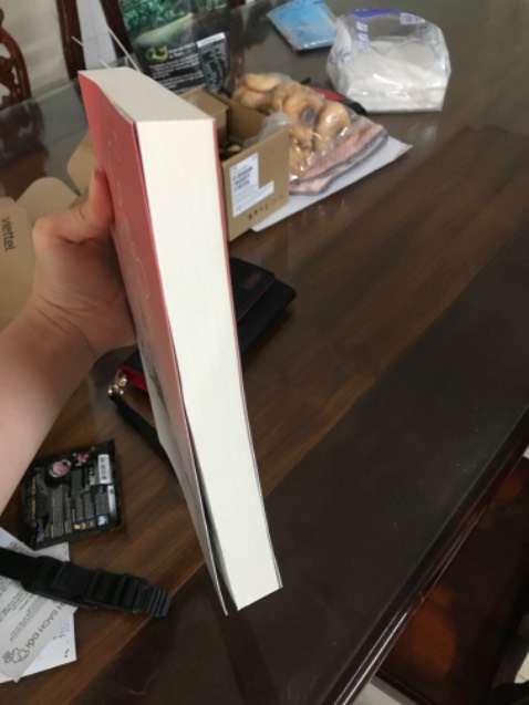 Mua của tiki. Truyện ra lâu rồi vẫn mới. Lần này hên gặp người đóng hàng có tâm hay sao mà không bị cong góc sách gì hết 😳