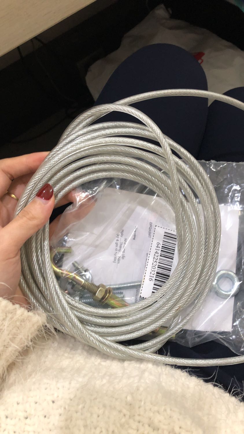 Tiki vừa giao hàng cho mình. K biết dây phơi này có đúng của Hoà Phát không vì không thấy giấy tờ chứng minh. Và mình k biết sử dụng như nào vì k có tờ hdsd. Dây nhỏ hơn so với mình tưởng tượng.