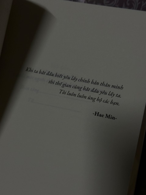 Cuốn sách này đến với mình khi mình vừa trải qua một cú sốc về chuyện tình cảm, mình đã bị phản bội lần 2 trong chặng đường đồng hành cùng người đó gần 3 năm, những dòng chữ trong cuốn sách này như là một liều thuốc an thần cho mình vậy. Giúp mình được thoải mái và buông bỏ nhiều nỗi buâng khuâng trong lòng.