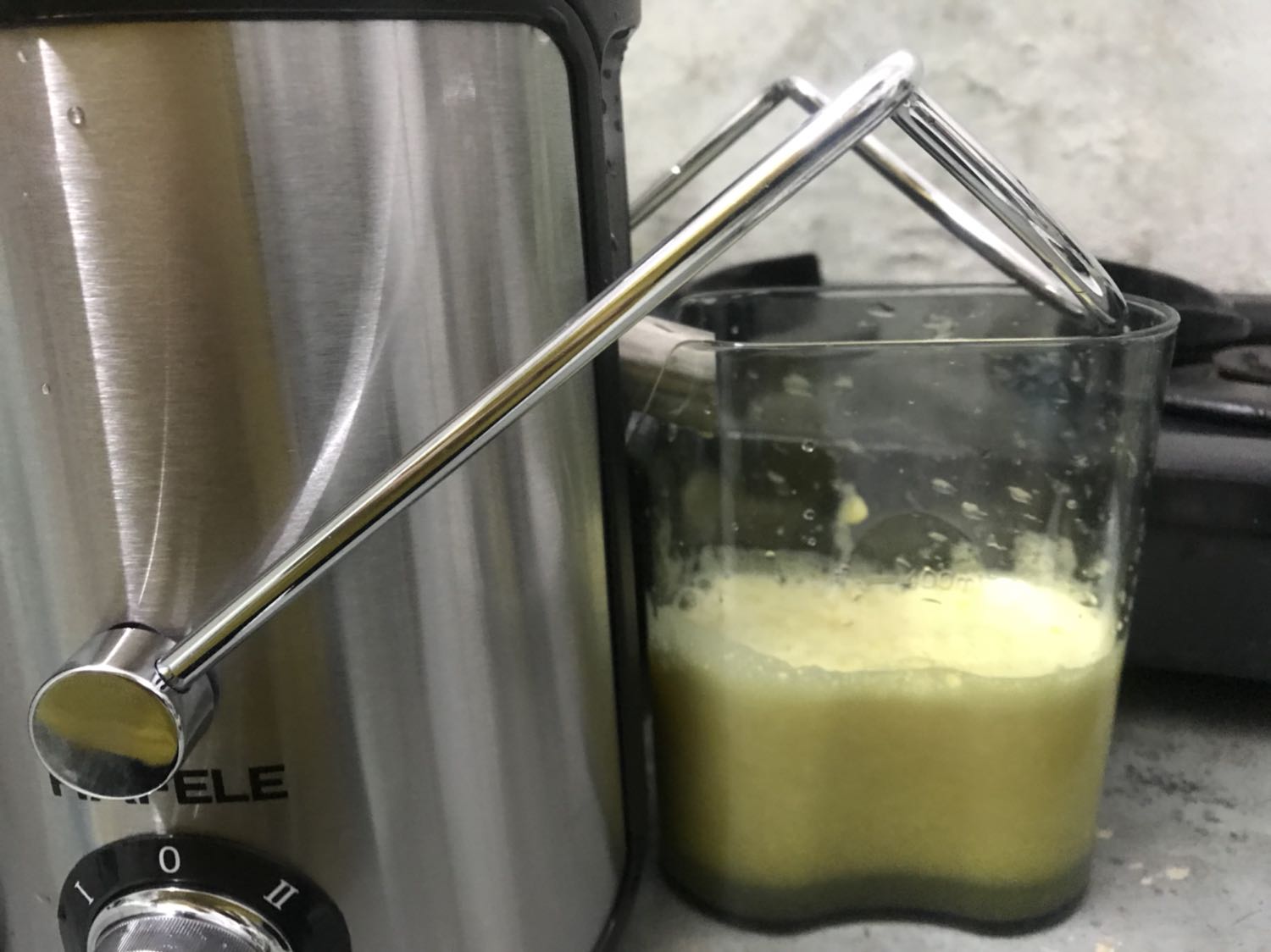 Cùng đọc đi đọc lại các review rồi quyết định mua máy này. Đặt địa vị vào đó nên cũng lên đây chia sẻ nếu ai đang có ý định mua máy. Ưu điểm duy nhất là đẹp. Máy gọn gàng, dễ tháo lắm. Còn công dụng chính thì cực tệ. Ép ko kiệt, bã còn rất nhiều nước, và phần nước chảy xuống ko được lọc kĩ nên rất nhiều bã. Trên ảnh là số nước ép đc lẫn bã của 2 quả dứa và 1 quả táo, chắc đc 350ml :)) bạn nào có nhu cầu m pass lại giá rẻ nhé