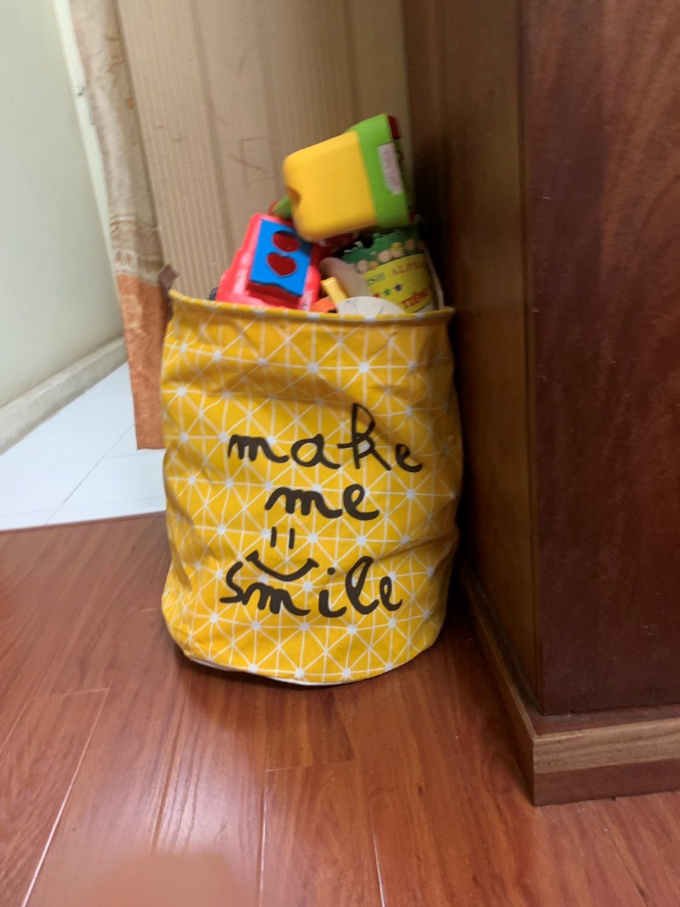 Túi going miêu tả, mình nhận được cả 2 túi đều màu vàng. Chất liệu rất day dặn, có lớp chống nước bên trong, đựng được rất nhiều đồ chơi cho con.