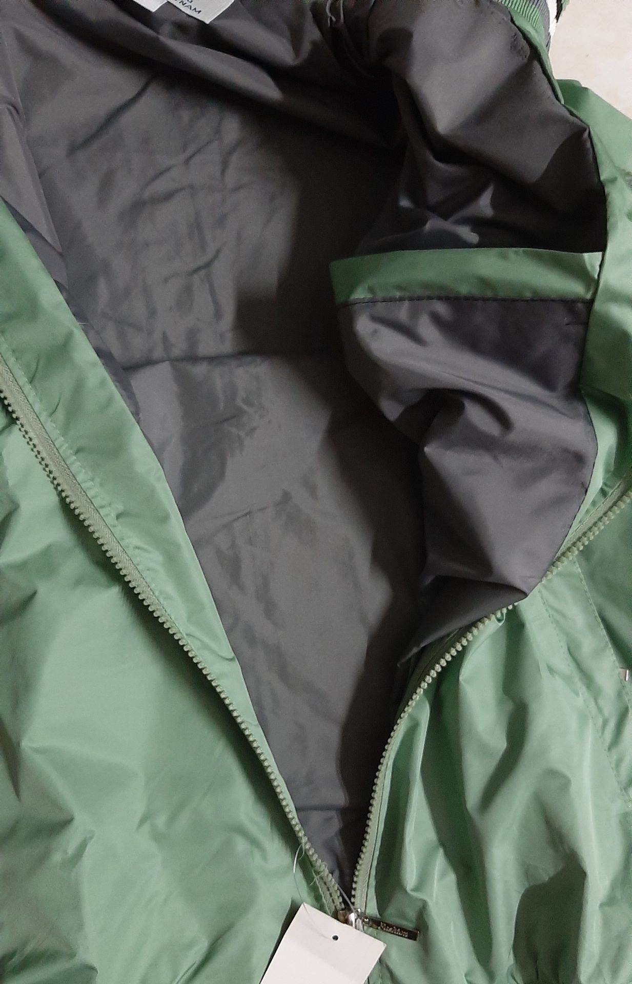 Chất lượng áo dày dù tuy giá rẻ tốt nhưng áo dày rất đẹp , áo chất y hình đúng như mô tả Mình mét 64 mà do thích body nên lấy szie M là body sát luôn , áo dày và mặc rất thích luôn Áo này mình nghĩ trời nóng hay lạnh gì chắc cũng mặc dc hết vì rất thoải mái khi mặc Chất liệu dù nhìn rất tốt so với giá tiền bỏ ra , có túi trong túui ngoài tiện lợi , để được nhiều loại vật dụng cá nhân Tiki thì giao hàng nhanh , nhân viên thân thiện , giao nhanh quá nhanh