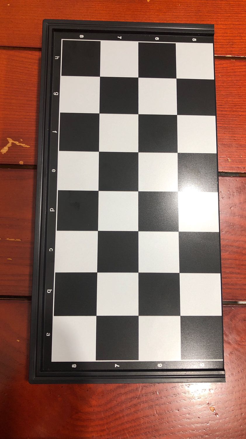 Hàng giao không đúng như mô tả. Bàn và quân cờ là nhựa, không phải gổ. Kt bàn 25x25. Quân cờ bé tẹo. Tôi muốn trả lại hàng hoặc đổi lại đúng như mô tả